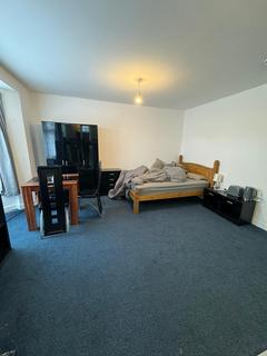 Studio to rent, Great West Road, Hounslow TW5