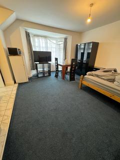 Studio to rent, Great West Road, Hounslow TW5