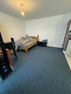 Studio to rent, Great West Road, Hounslow TW5