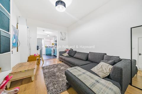 2 bedroom flat to rent, Links Road London SW17