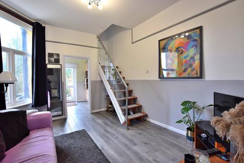 8b Grovelands Road, London, N13 4RH