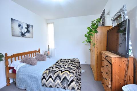 8b Grovelands Road, London, N13 4RH