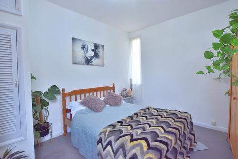 8b Grovelands Road, London, N13 4RH