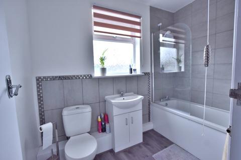 8b Grovelands Road, London, N13 4RH