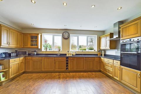 4 bedroom semi-detached house for sale, Meadowsway, Upton-by-Chester, CH2