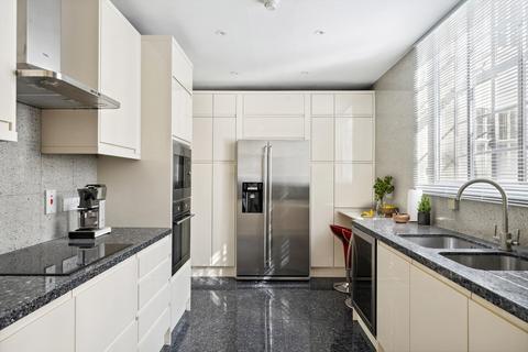 4 bedroom flat to rent, Warwick Gardens, London, W14.