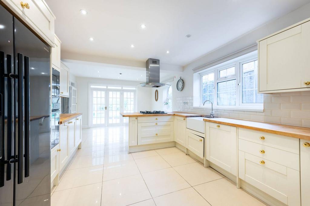 Salmon Street, Kingsbury, London, NW9 5 bed detached house for sale £