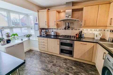 1 Shackleton Close, Ash Vale, Aldershot, GU12 5SB