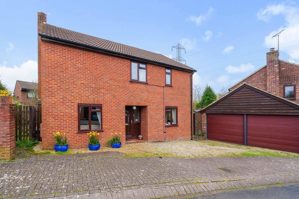 Lychpit, Basingstoke, RG24 4 bed detached house for sale £500,000