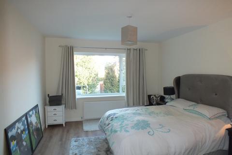 2 bedroom flat to rent, Hillbrow Road, Esher KT10