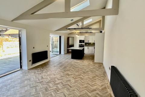 4 bedroom barn conversion for sale, The Green, North Walsham NR28