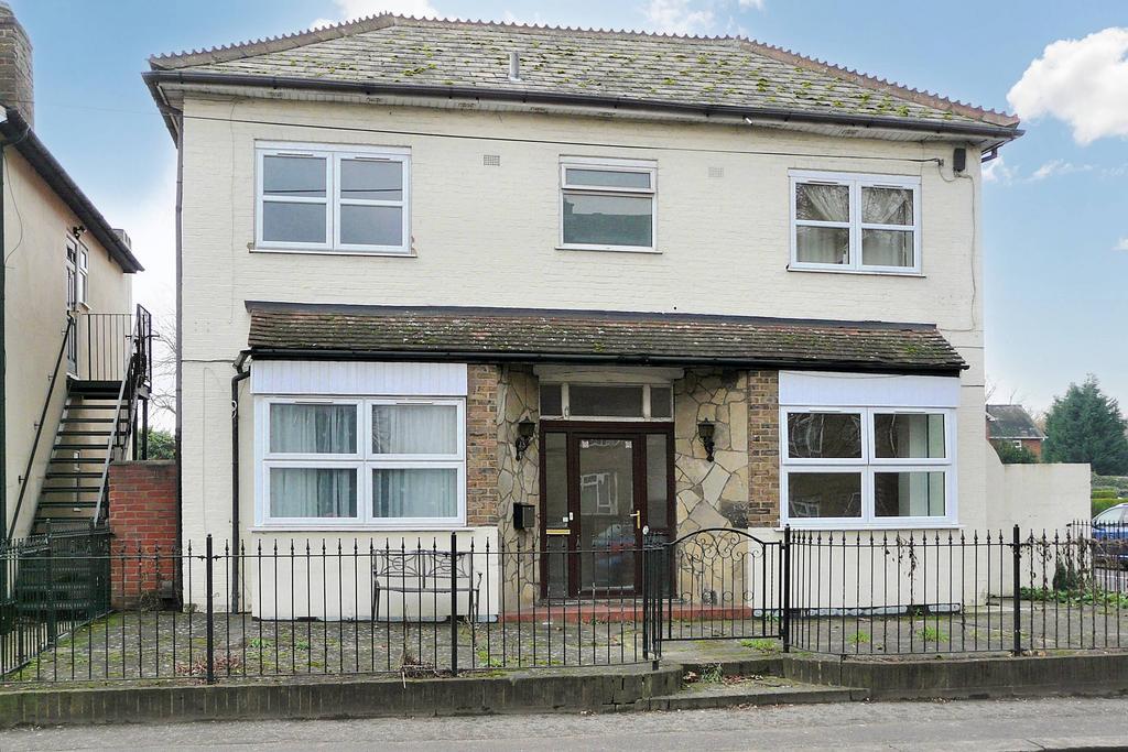 High Street, Addlestone KT15 1 bed flat to rent £925 pcm (£213 pw)