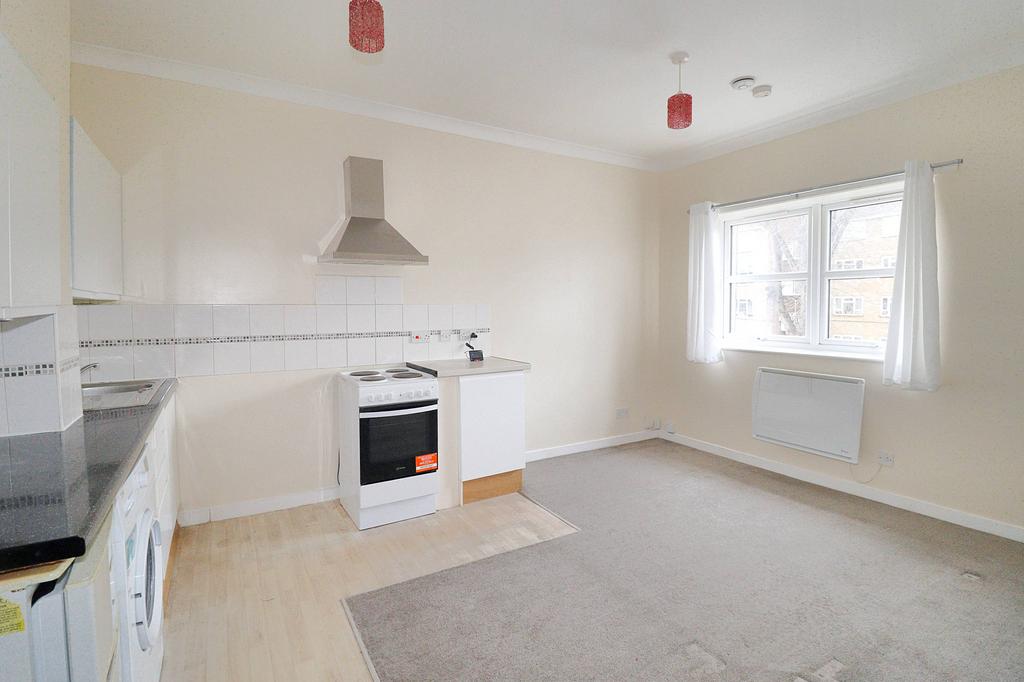 High Street, Addlestone KT15 1 bed flat to rent £925 pcm (£213 pw)
