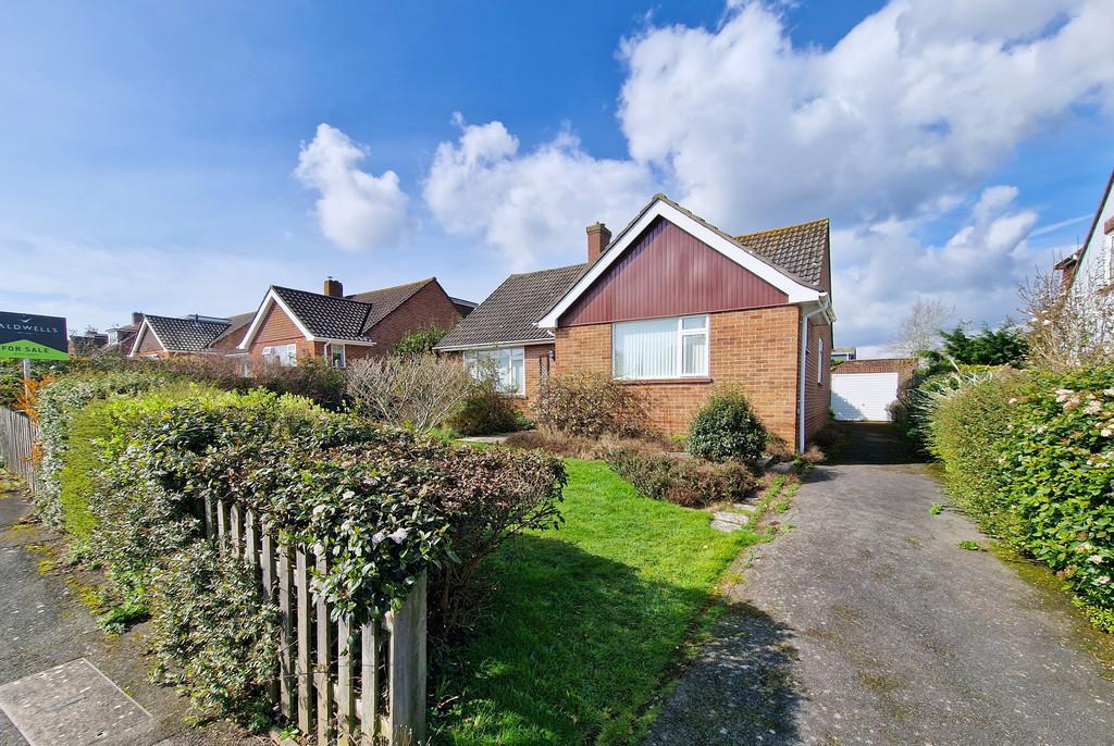 Bitterne Way, Lymington SO41 3 bed detached bungalow for sale £695,000