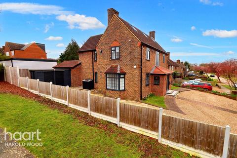 4 bedroom detached house for sale - Priory Road, Romford
