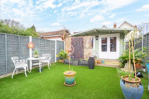 2 bedroom property for sale - New Zealand Avenue, Walton-On-Thames
