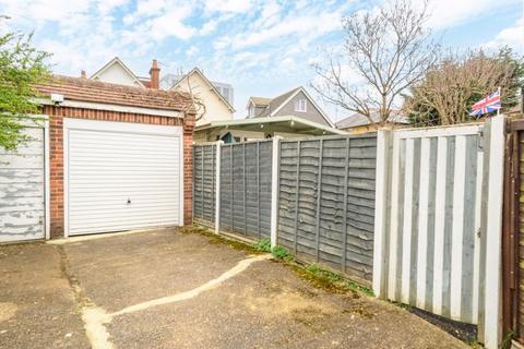 2 bedroom property for sale, New Zealand Avenue, Walton-On-Thames