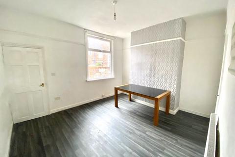 2 bedroom house to rent - Edge Lane, Manchester