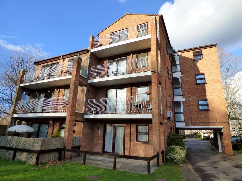 Brackley Road, Beckenham, BR3 Property £995 pcm (£230 pw)