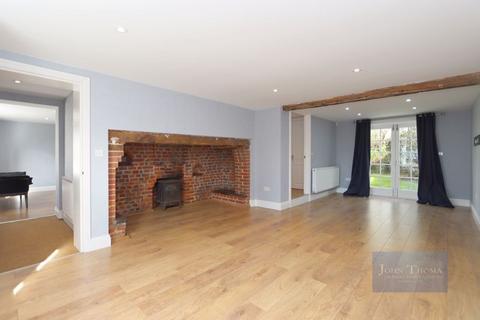 4 bedroom detached house to rent, Hainault Road, Chigwell IG7