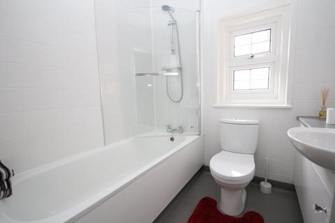 Flat 3, 5 Denewood Road, Westbourne, Bournemouth, BH4 8EB