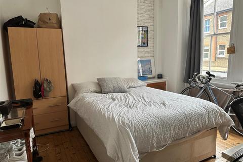 3 bedroom flat to rent, Tennyson Street, London SW8
