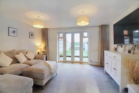 3 bedroom semi-detached house for sale - Woolbrock Close, Aylesbury