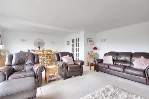 2 bedroom flat for sale, Grand Avenue, Worthing