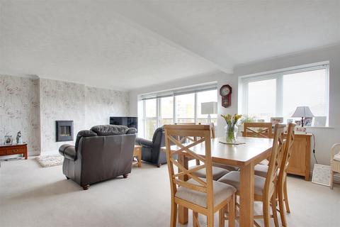 2 bedroom flat for sale, Grand Avenue, Worthing