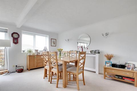 2 bedroom flat for sale, Grand Avenue, Worthing