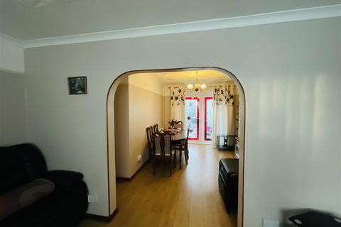 32 Brynymor, Burry Port, SA16 0LA
