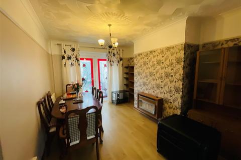 32 Brynymor, Burry Port, SA16 0LA