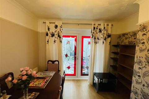 32 Brynymor, Burry Port, SA16 0LA