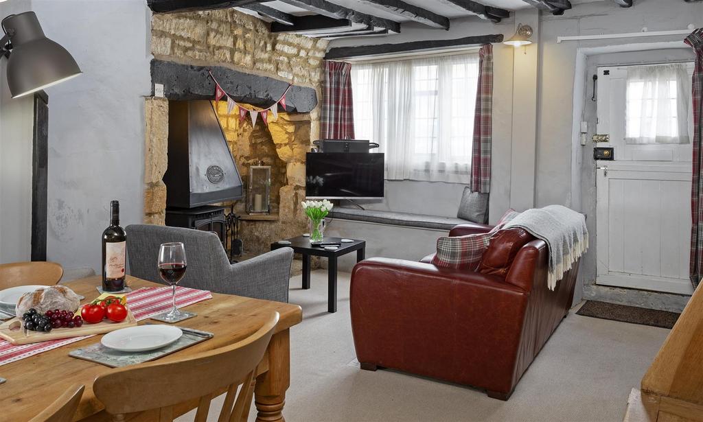 Millers Cottage 080520 17 - Sitting room.jpg