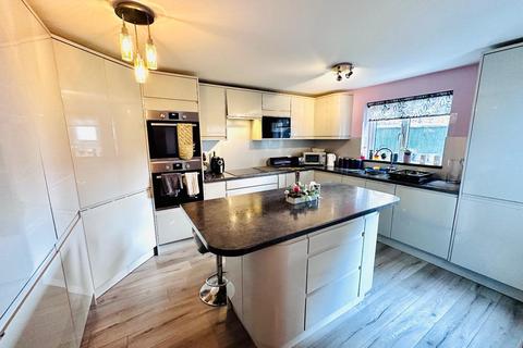 5 bedroom end of terrace house for sale - Dale View, Longwood, Huddersfield