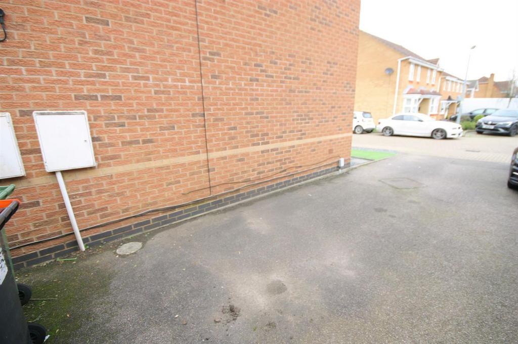 15 Longcroft-PARKING.jpg
