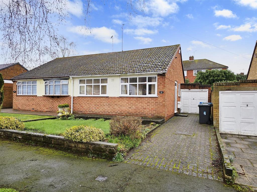 Silver Birch Drive, Kinver 2 bed semidetached bungalow for sale £265,000