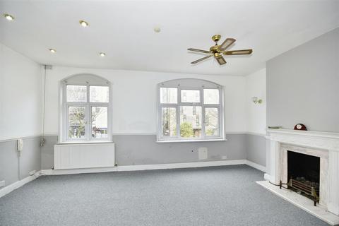 Property to rent, Eastern Avenue, Ilford IG2