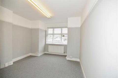Property to rent, Eastern Avenue, Ilford IG2