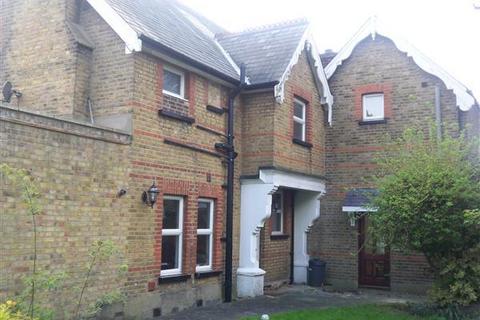 2 bedroom flat to rent, Sunset Avenue, Woodford Green IG8