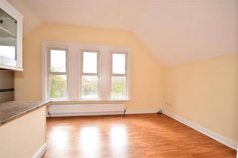 2 bedroom flat to rent, Sunset Avenue, Woodford Green IG8