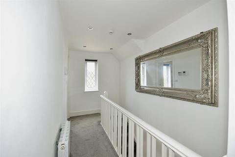 Torpoint Wellington Hill, Loughton, IG10 4AH