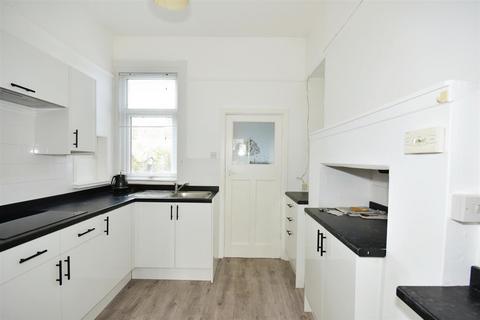 4 bedroom semi-detached house to rent - Chingford Avenue, Chingford E4