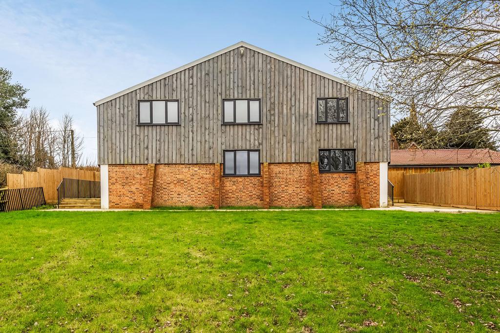 Crowhurst Lane, Lingfield, RH7 3 bed barn conversion for sale £750,000