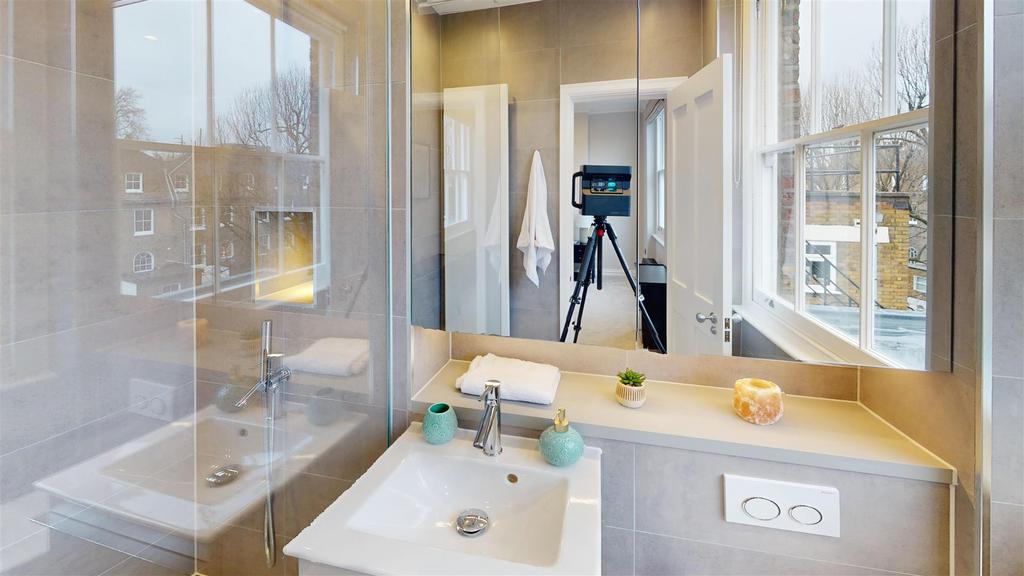 Flat 4 22 Kensington Gardens Square Bathroom 1.jpg