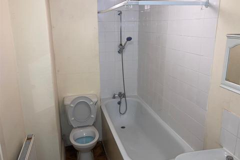 2 bedroom flat to rent - Maidswood House, Cherrydown Avenue, London