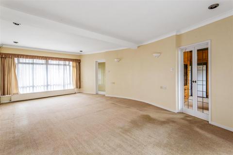24 Broadhurst, Ashtead, KT21 1QD