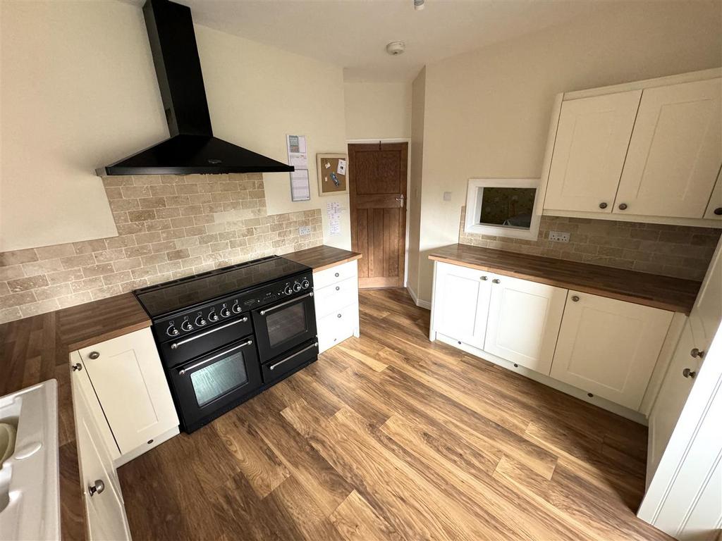 Kitchen 2.jpg