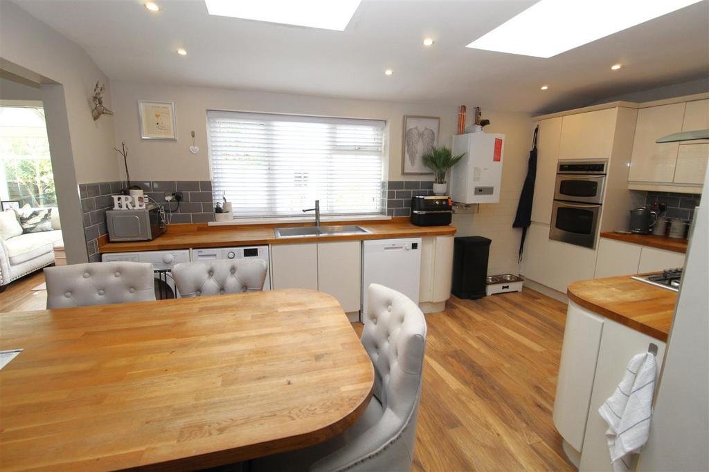 Kitchen2.JPG