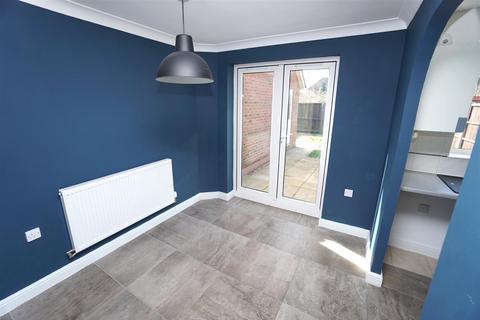 3 bedroom semi-detached house to rent, Lee Bank, Westhoughton BL5